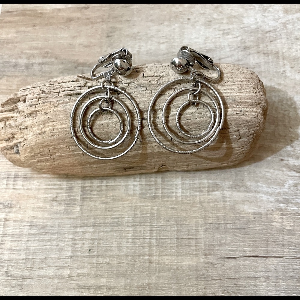 ✨ VINTAGE SILVER TONE CLIP-ON DANGLE HOOP EARRINGS ✨